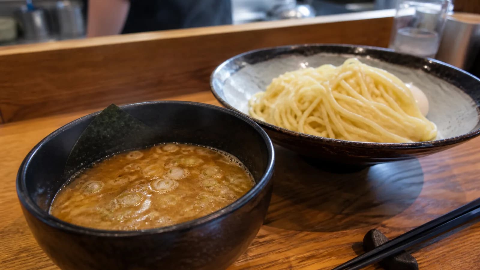 長浜駅前のお店「麺屋 號tetu」を紹介する記事「麺屋號tetuの昆布水つけ麺（KST）——8月は曜日ごと、お盆13〜16日はお休み」の写真