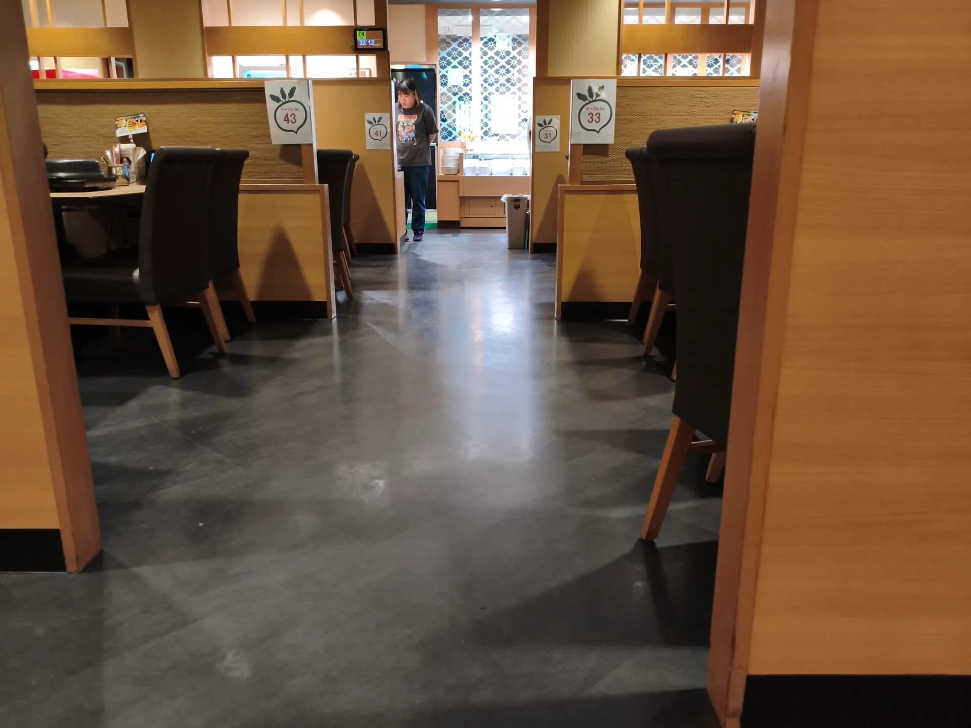 しゃぶ葉 長浜店の店内通路とブース席