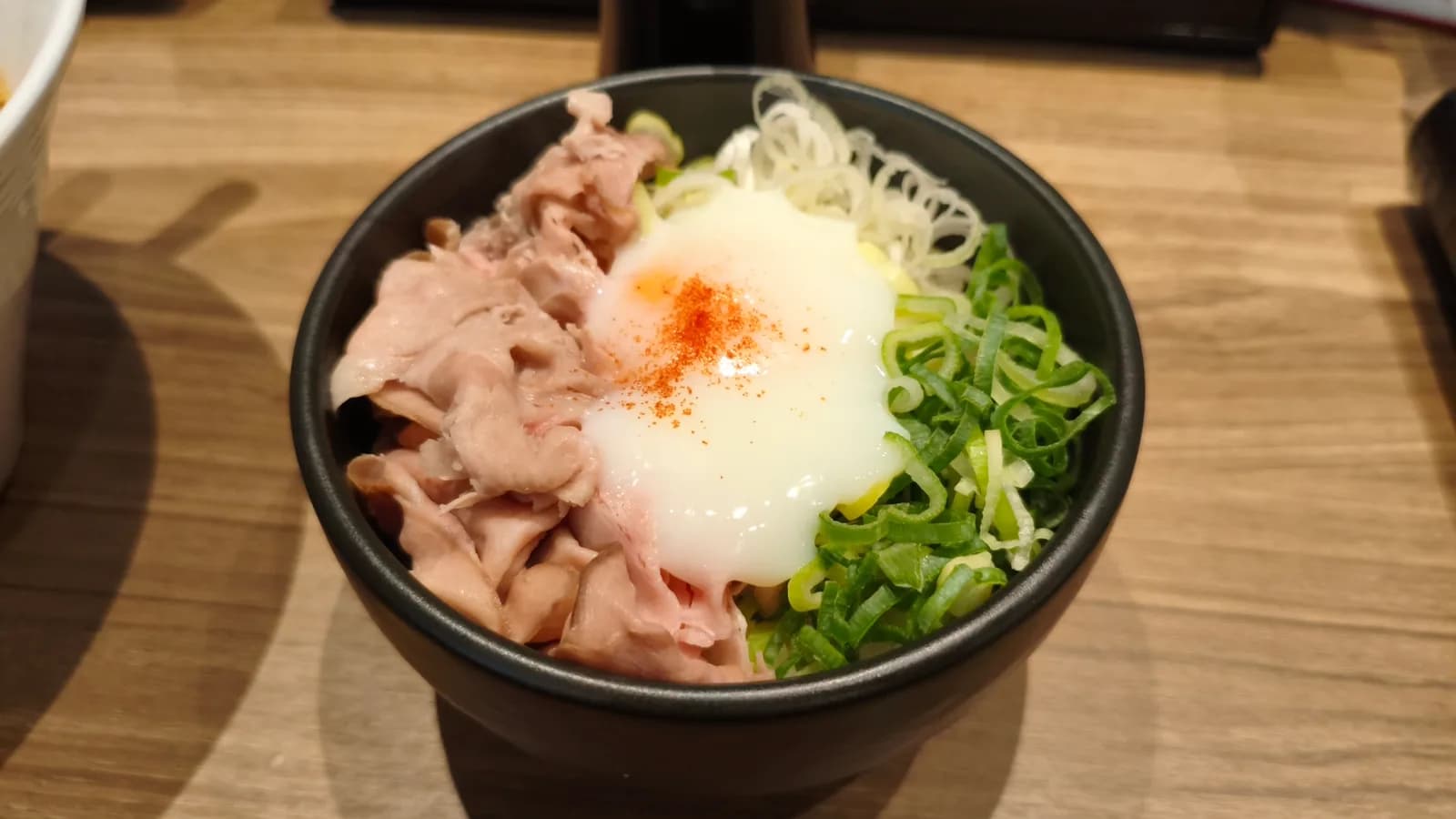 長浜IC付近のお店「十二分屋」を紹介する記事「長浜「十二分屋」のメニュー——醤油ラーメンと丼、タブレット注文」の写真