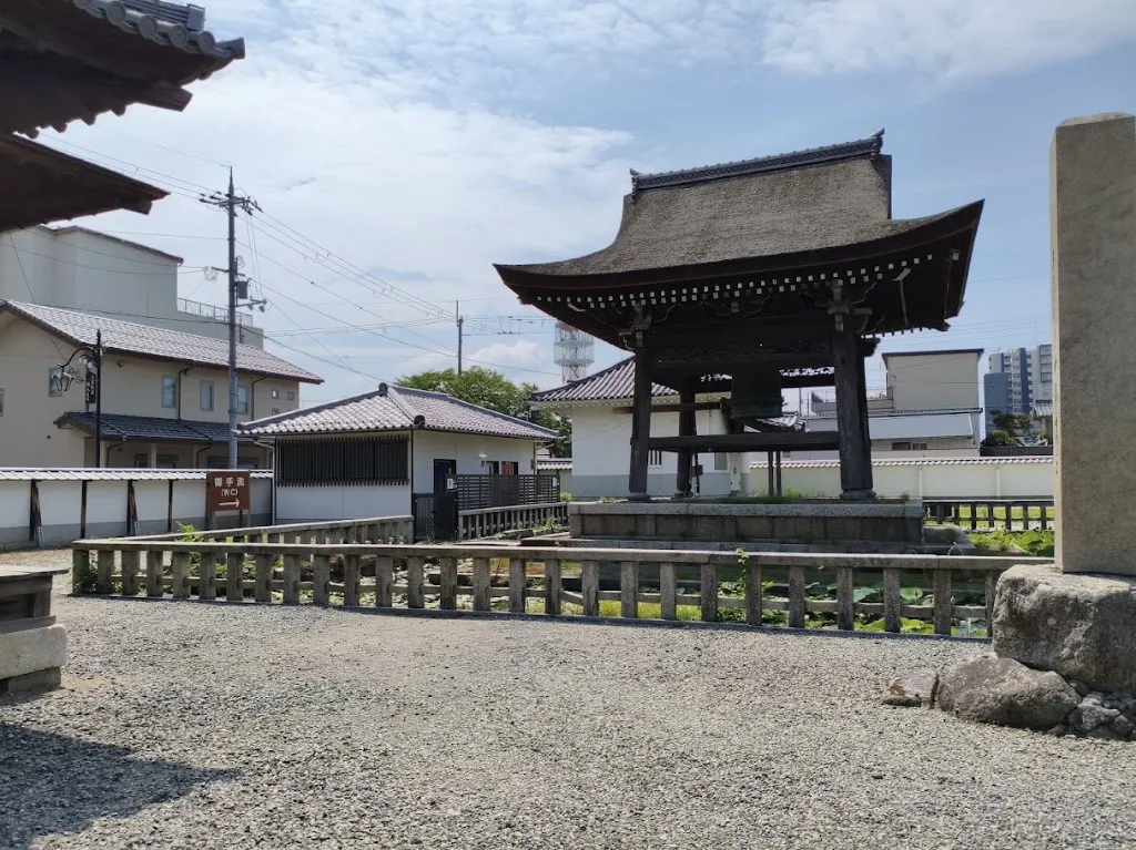 鐘楼とお手洗い案内