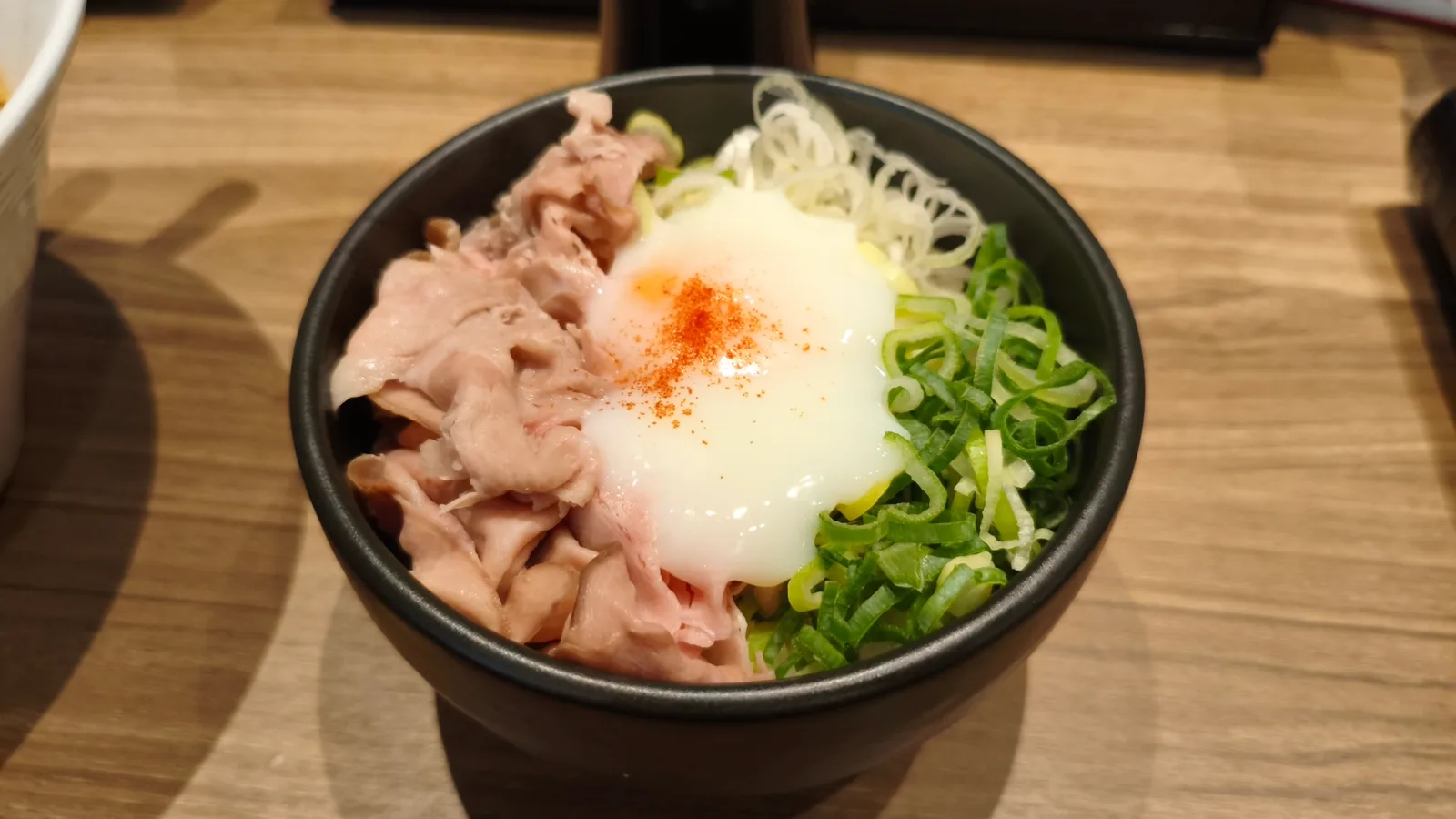 長浜IC付近のお店「十二分屋」を紹介する記事「長浜「十二分屋」のメニュー——醤油ラーメンと丼、タブレット注文」の写真