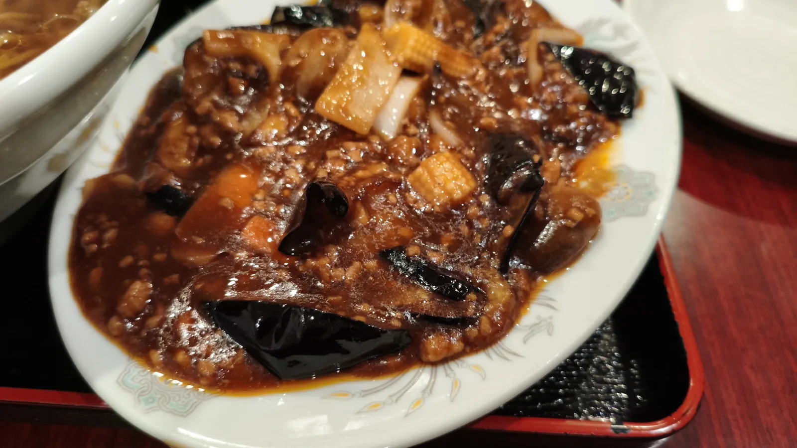 国道8号線付近のお店「台湾料理 長浜飯店」を紹介する記事「長浜・八幡中山町の台湾料理 長浜飯店——旧8号線のボリューム町中華ガイド」の写真
