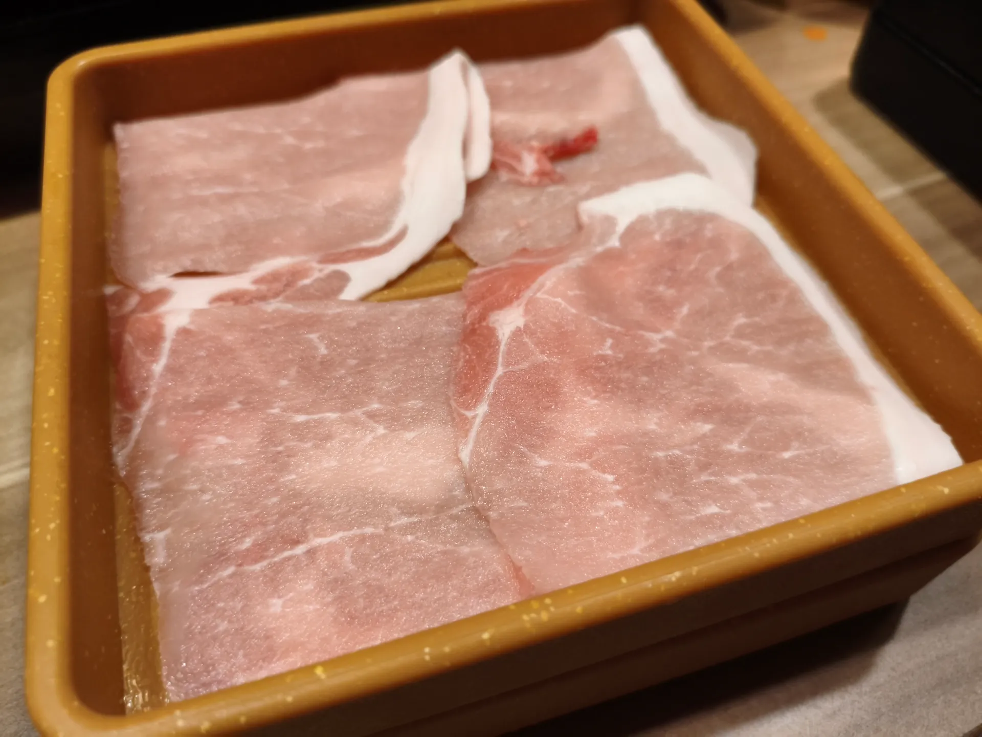国道8号線付近のお店「しゃぶ葉 長浜店」を紹介する記事「長浜・しゃぶ葉に今夜行ってきた——ブッフェとたれ・ドリンクバー実食メモ」の写真