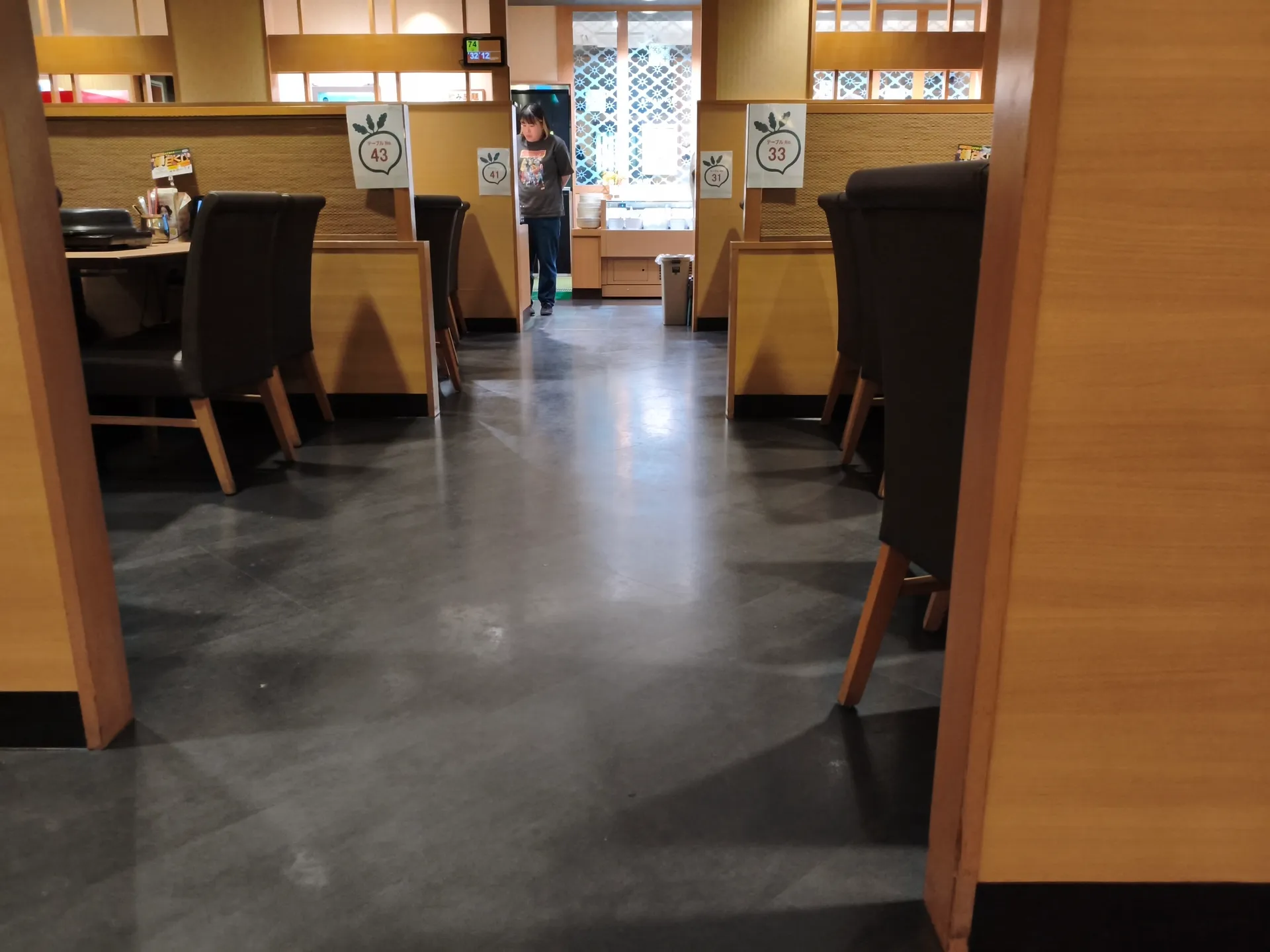 しゃぶ葉 長浜店の店内通路とブース席