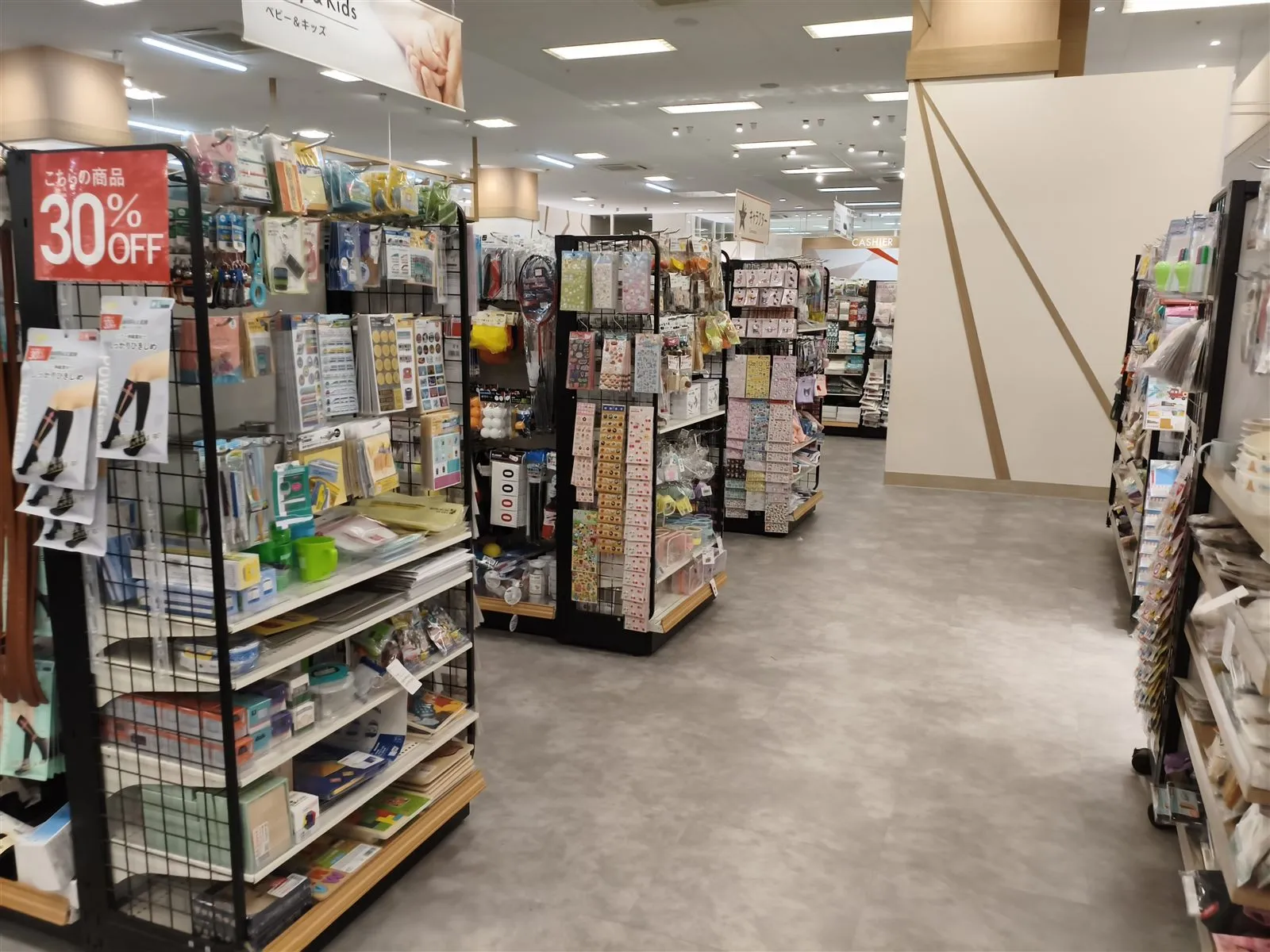 長浜IC付近にある雑貨・日用品のお店「Can★Do（キャンドゥ）イオン長浜店」の店内の様子（2/3）