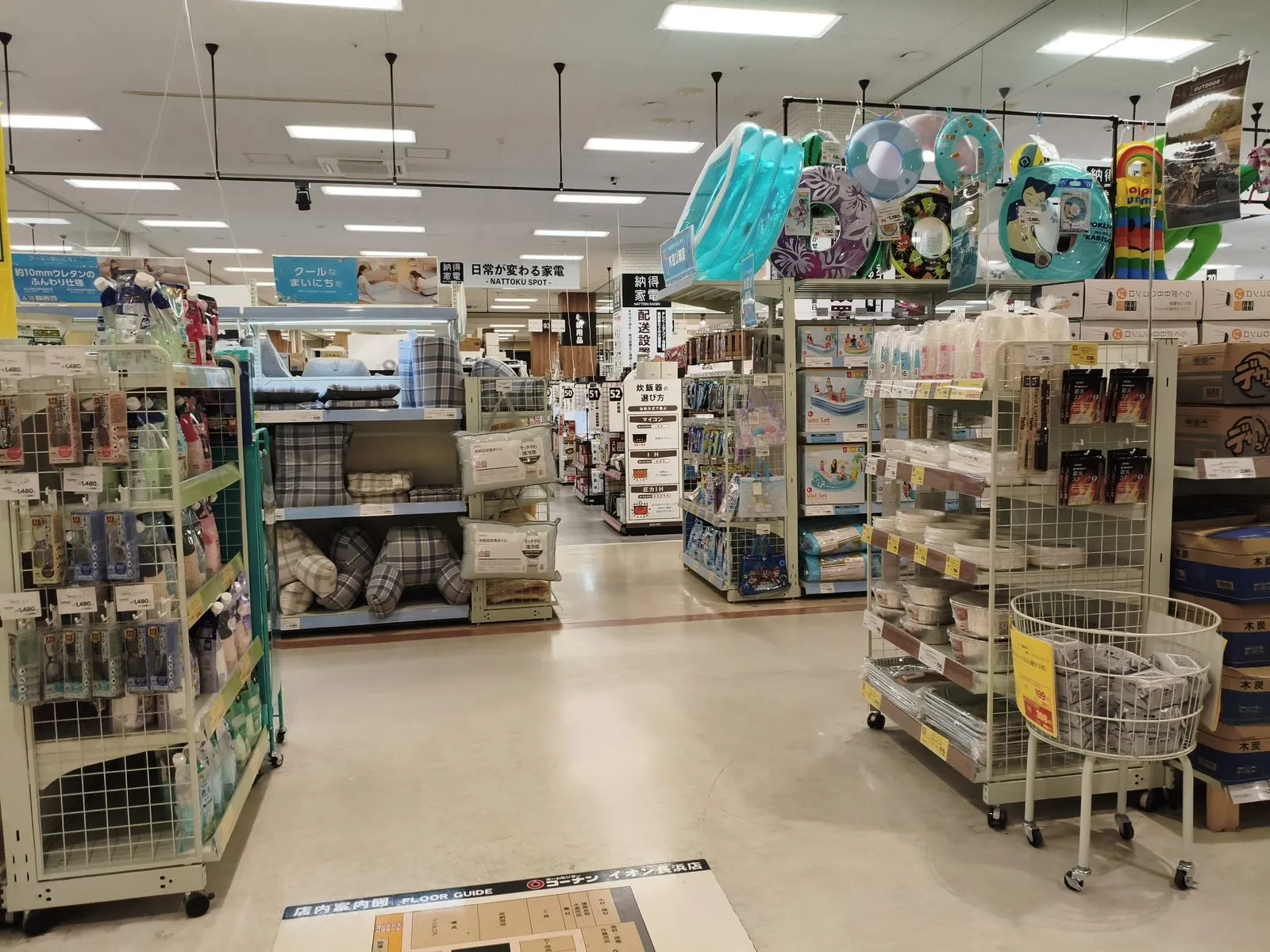 フロア全体と季節商品