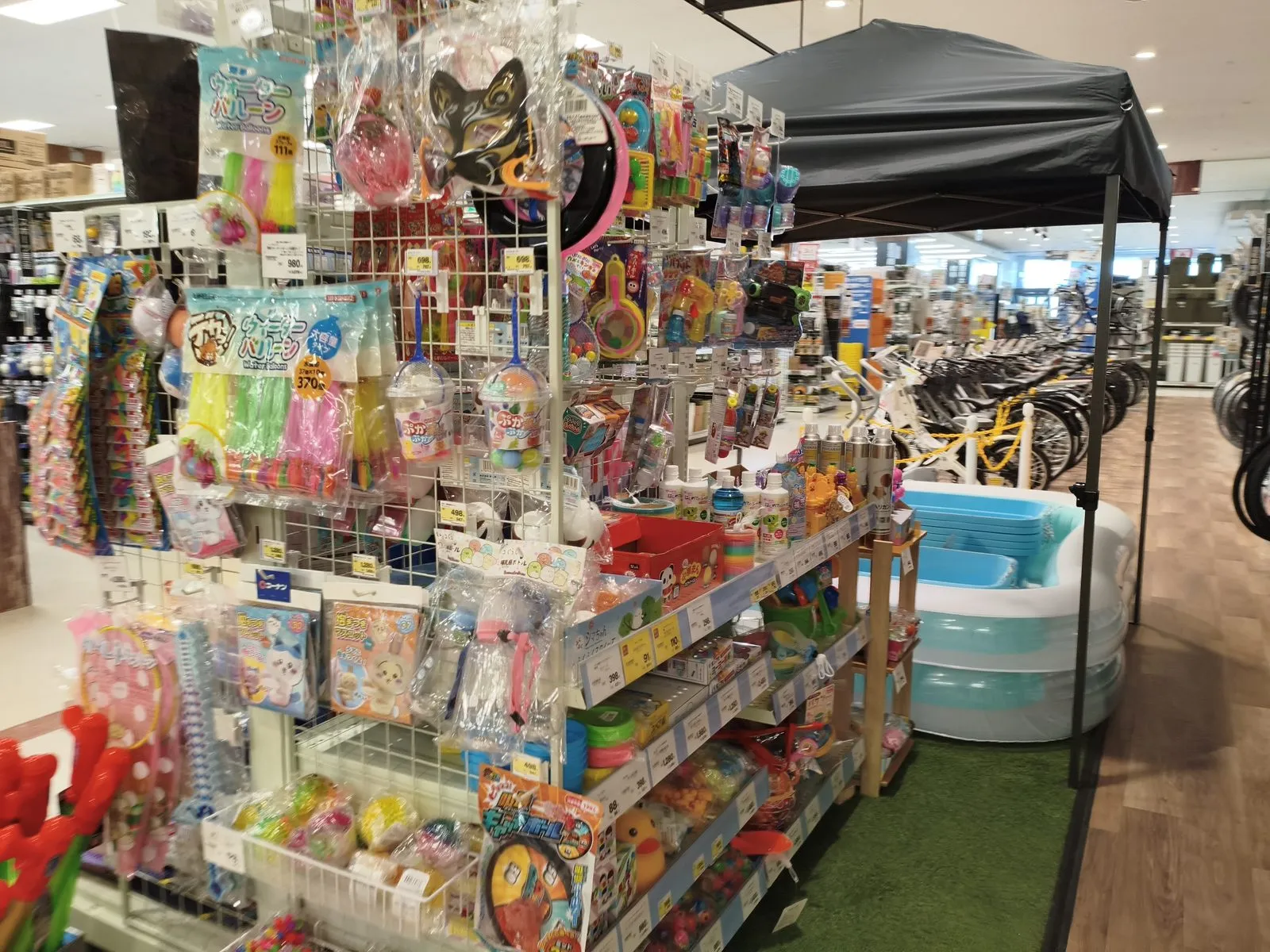 長浜IC付近のお店「ホームセンターコーナン イオン長浜店」を紹介する記事「夏のプール・タープから電動アシスト自転車まで——コーナン長浜で見たラインナップ」の写真