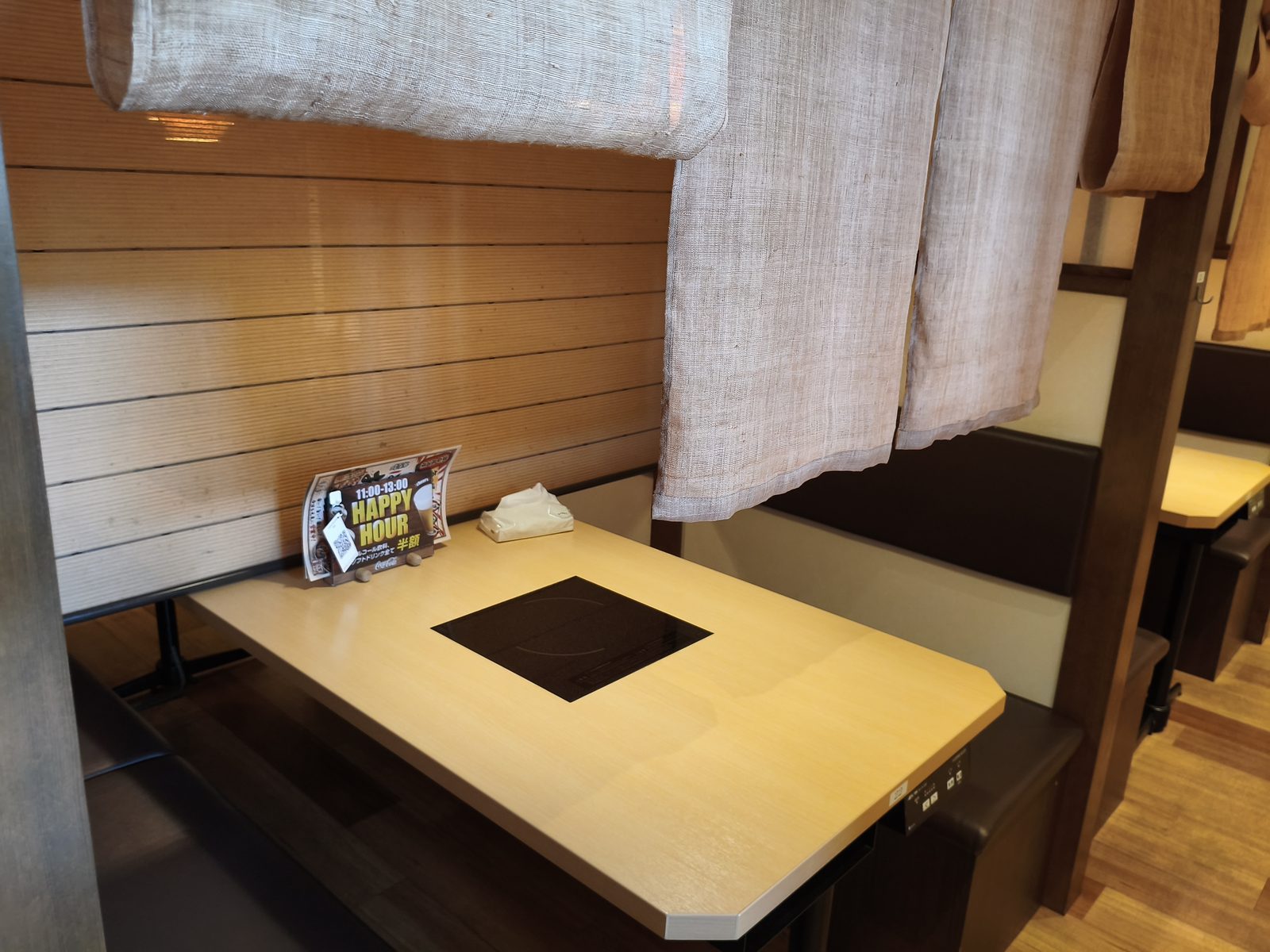 長浜IC付近のお店「爆安88処 はるのゆこと 長浜店」を紹介する記事「長浜IC近く「はるのゆこと」店内ガイド——半個室・宴会席・設備の様子」の写真