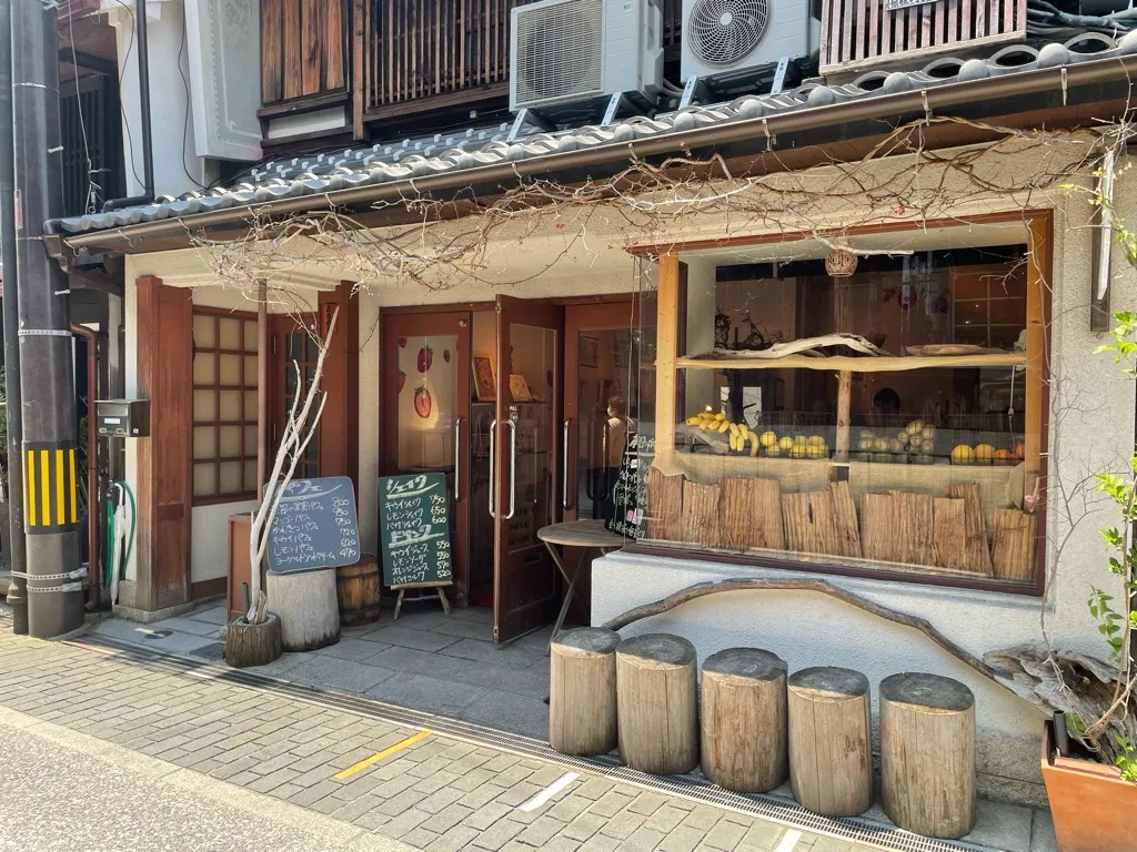 長浜駅前にあるカフェ・喫茶のお店「三ッ星甘実 しぜん堂」の外観