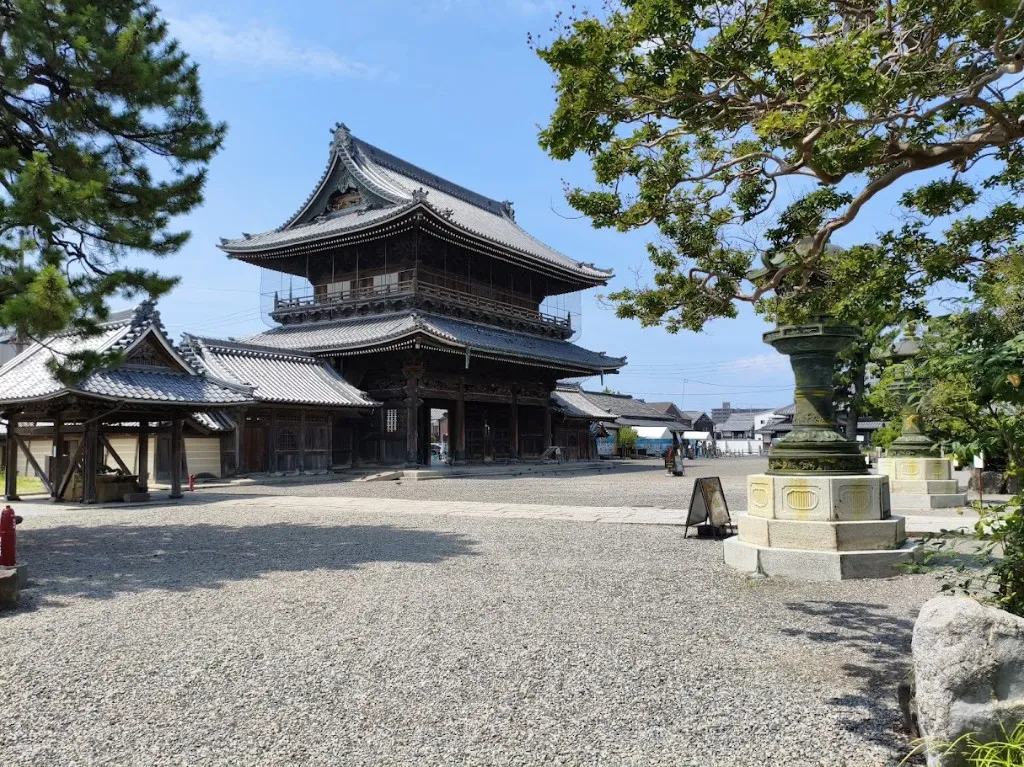 長浜駅前にある神社仏閣のお店「長浜別院 大通寺」の店内の様子（2/10）