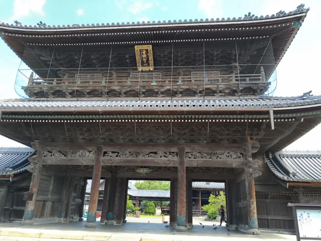 長浜駅前にある神社仏閣のお店「長浜別院 大通寺」の外観