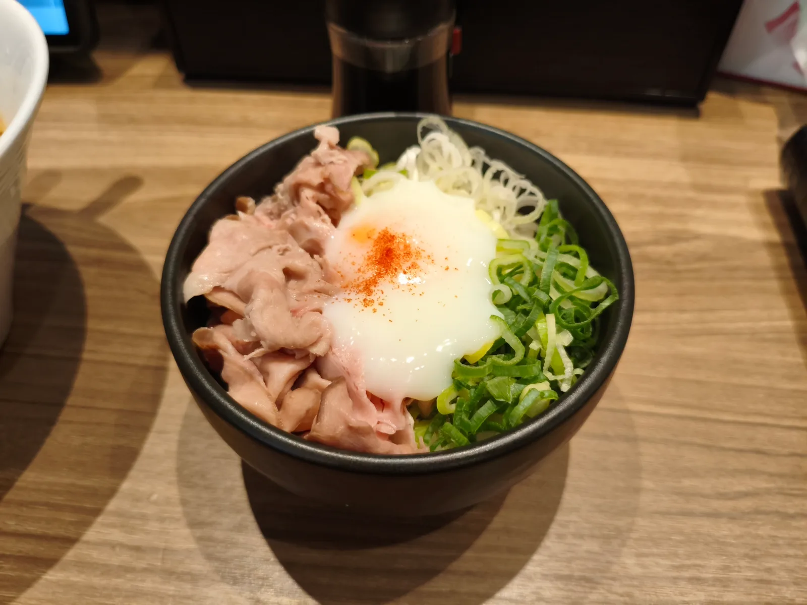 長浜IC付近にある丼もののお店「十二分屋」の店内の様子（2/3）