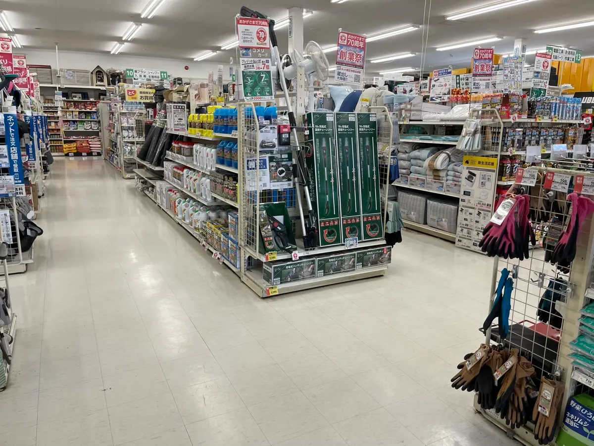 旧浅井町にある花・園芸のお店「コメリハード＆グリーン 浅井店」の店内の様子（2/6）