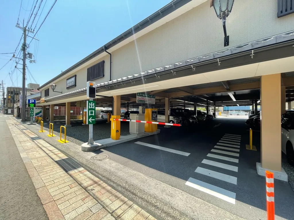 長浜駅前にある自動車関連のお店「ホダヤ神戸町パーキング」の外観