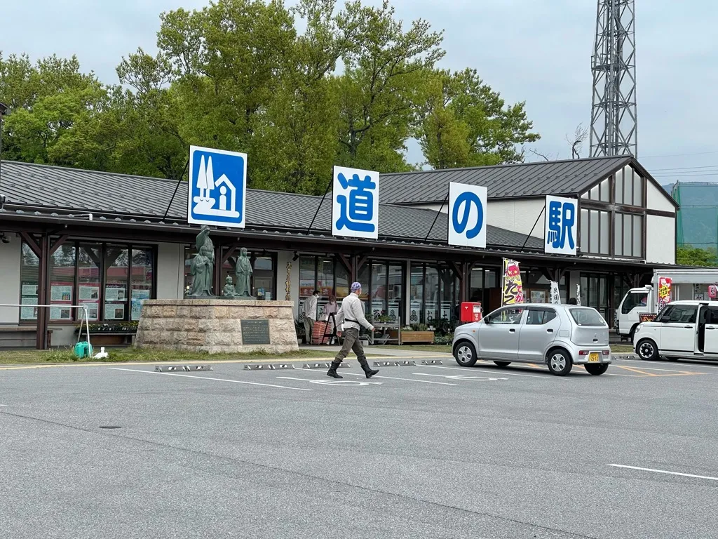 施設外観・駐車場まわり