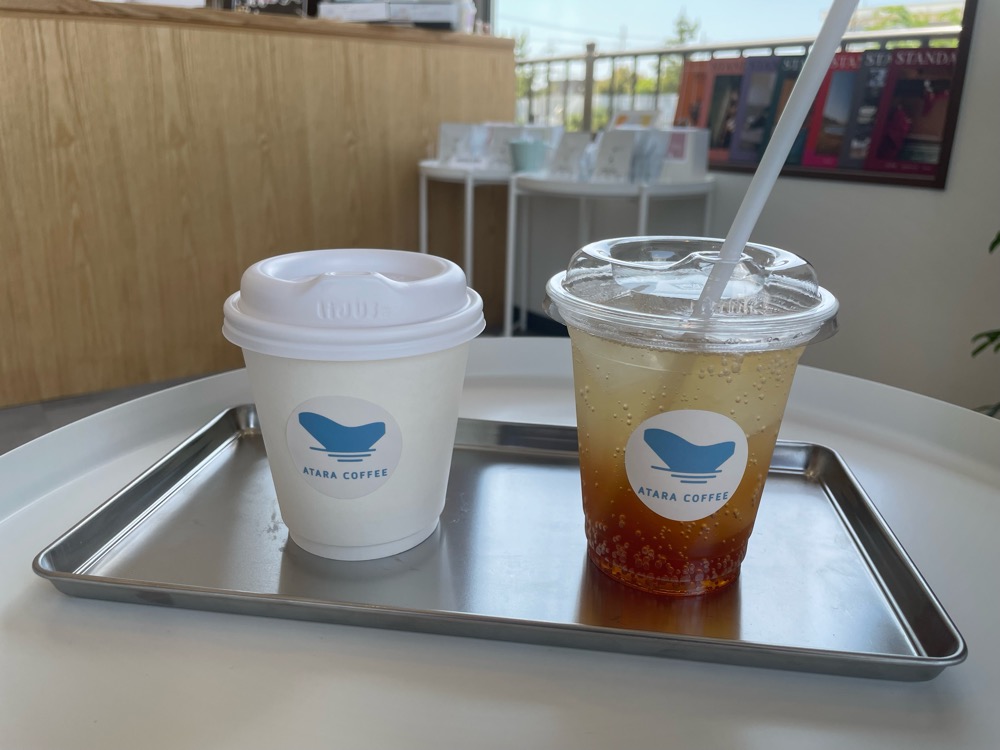 アイスコーヒーとカスカラジュース