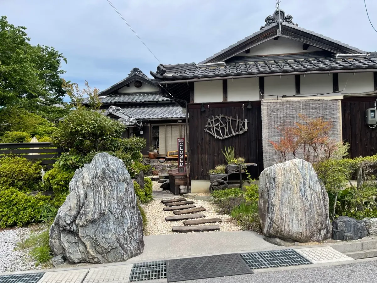 旧浅井町のお店「ピクニックカフェあかつき」を紹介する記事「飛騨牛バーガーが名物——東野の古民家「ピクニックカフェあかつき」ガイド」の写真