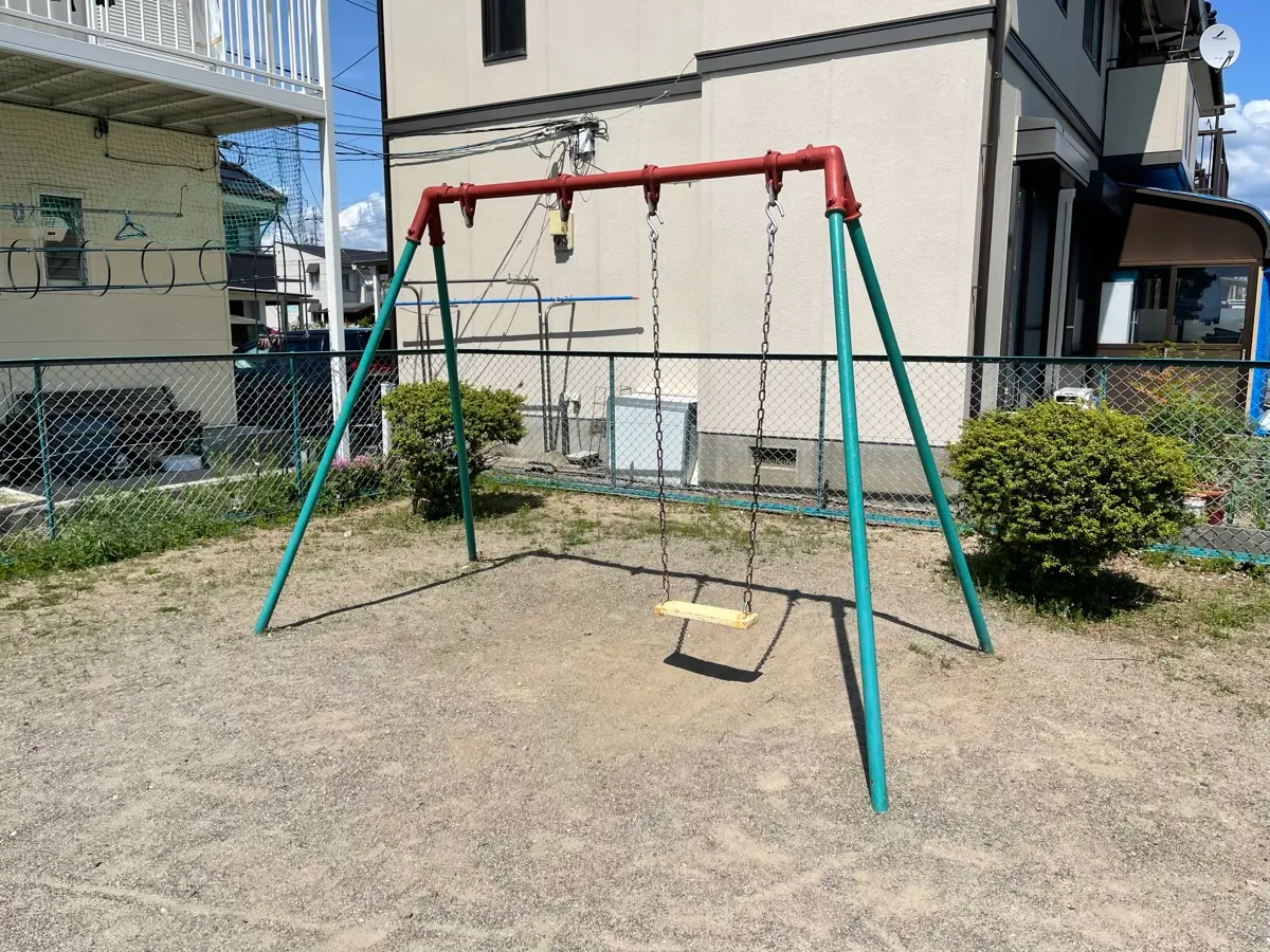 壊れたブランコ