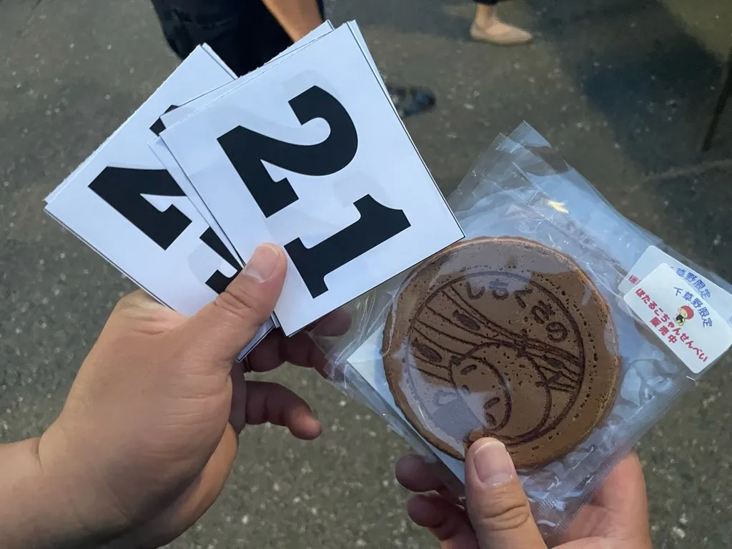 参加者全員プレゼントのほたるこちゃんせんべい