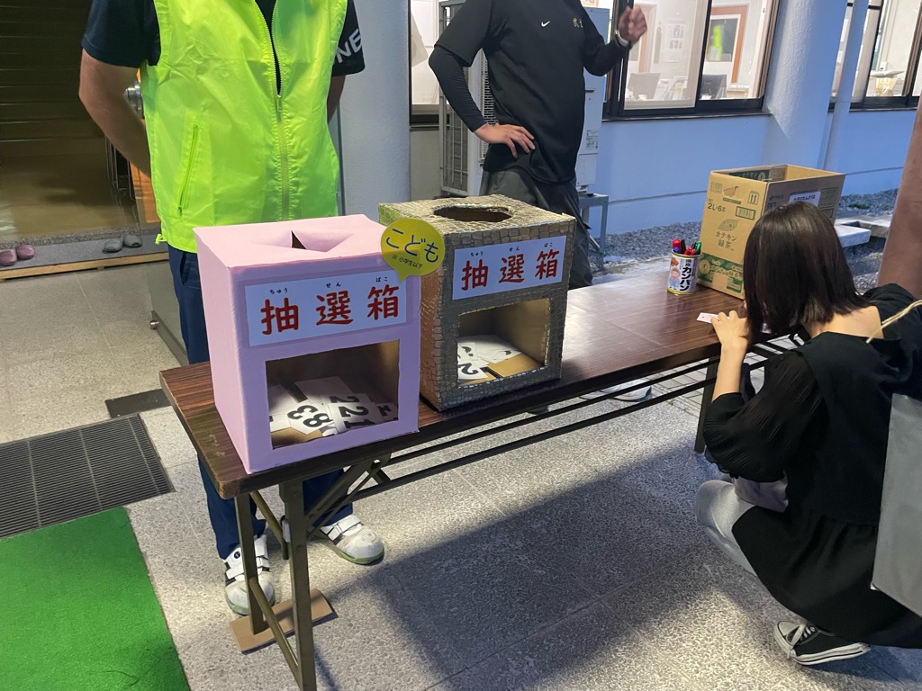 抽選会の抽選箱