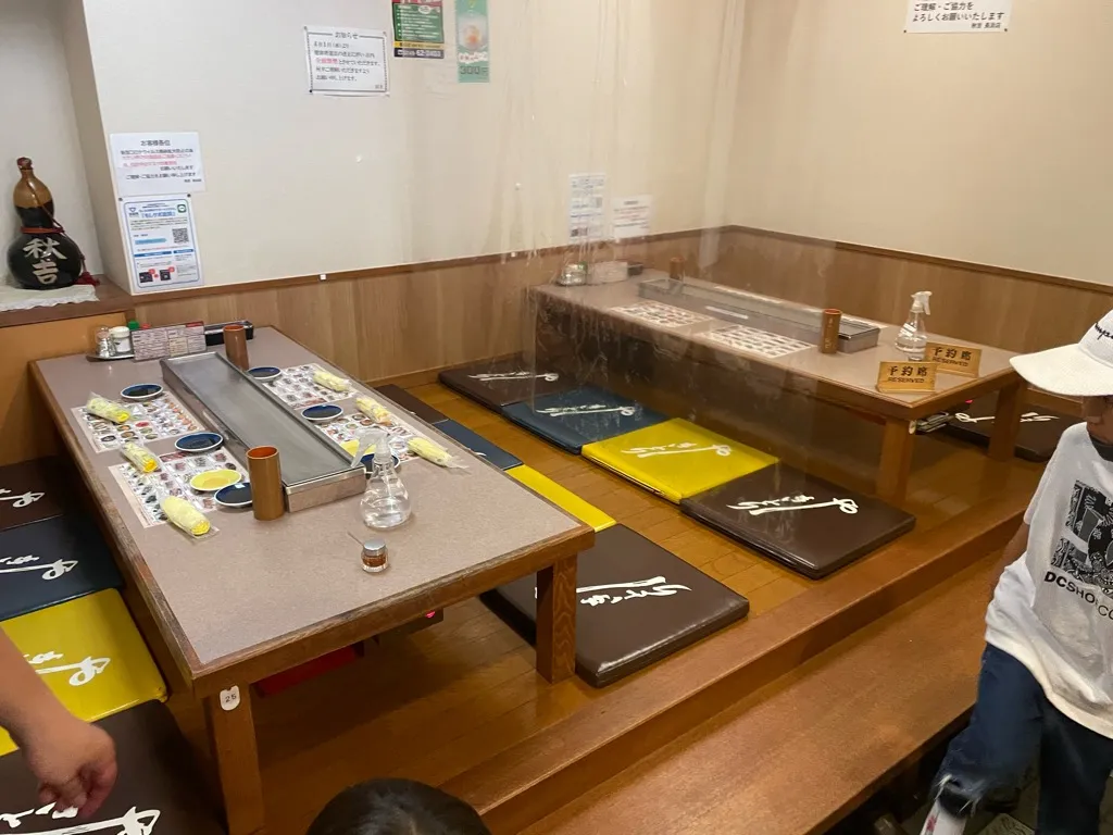 長浜駅前にある焼き鳥のお店「やきとりの名門秋吉 長浜店」の店内の様子（2/10）