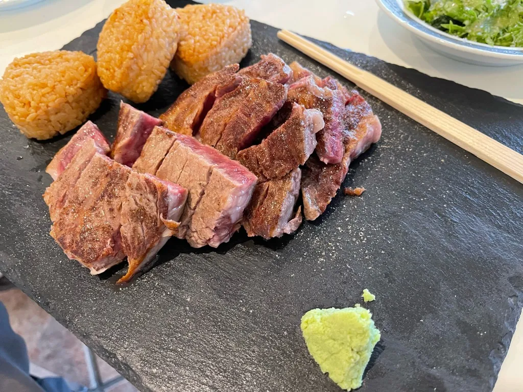 和牛ステーキはシェフが焼く