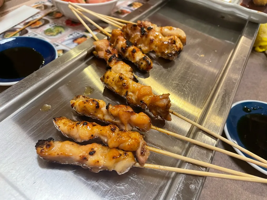 長浜駅前のお店「やきとりの名門秋吉 長浜店」を紹介する記事「秋吉長浜店の予約・持ち帰りガイド——電話の取り方と公式営業情報」の写真