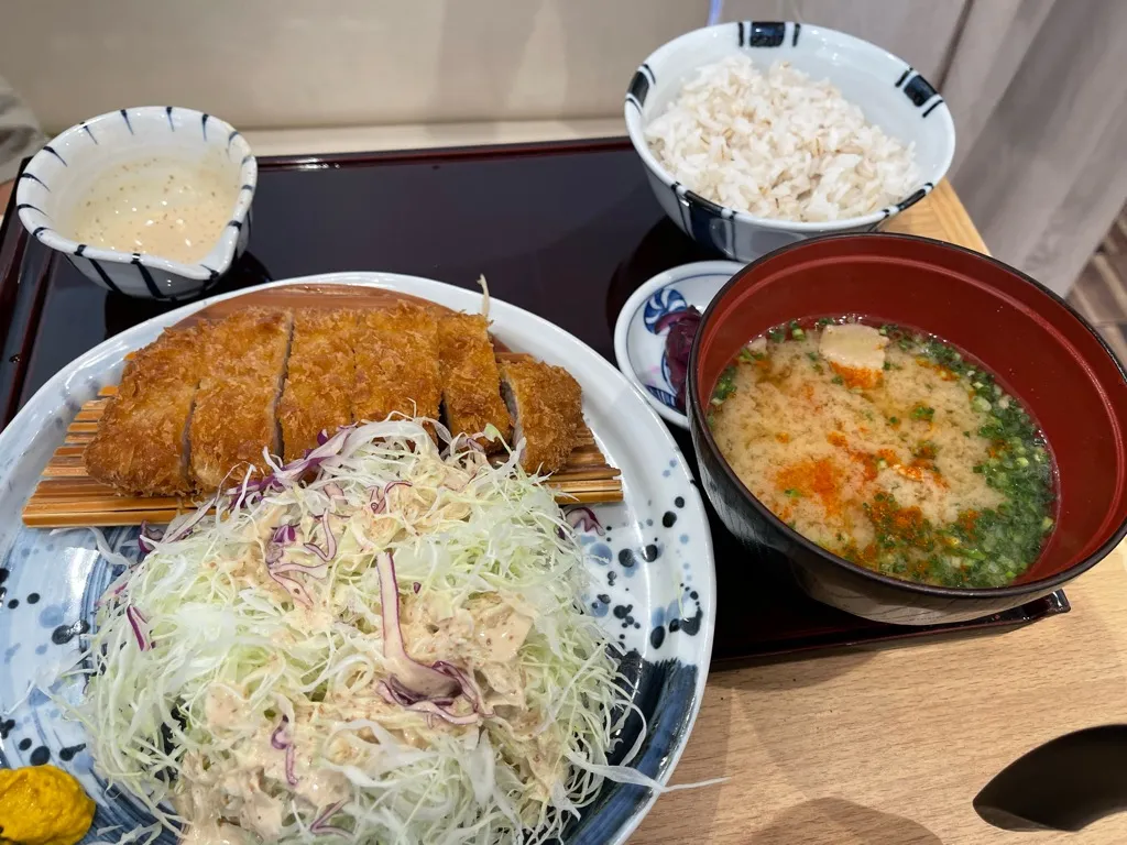 旧湖北町のお店「かつ源 湖北庵店」を紹介する記事「1,000円でお腹いっぱい大満足なお店「かつ源 湖北庵店」にランチに行ってきました。」の写真