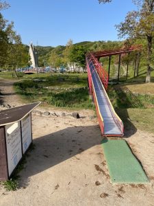 滑り台降りたところ